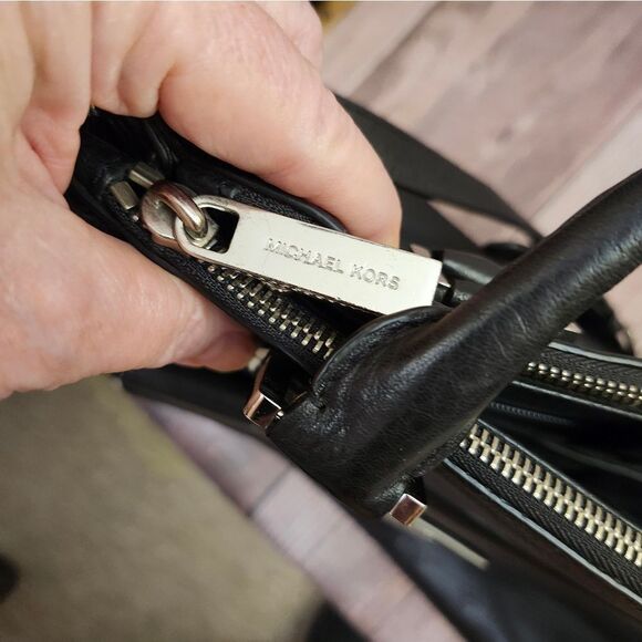 Michael Kors Medium Audrey Satchel classic black & white‎ pebbled leather bag - Picture 7 of 16